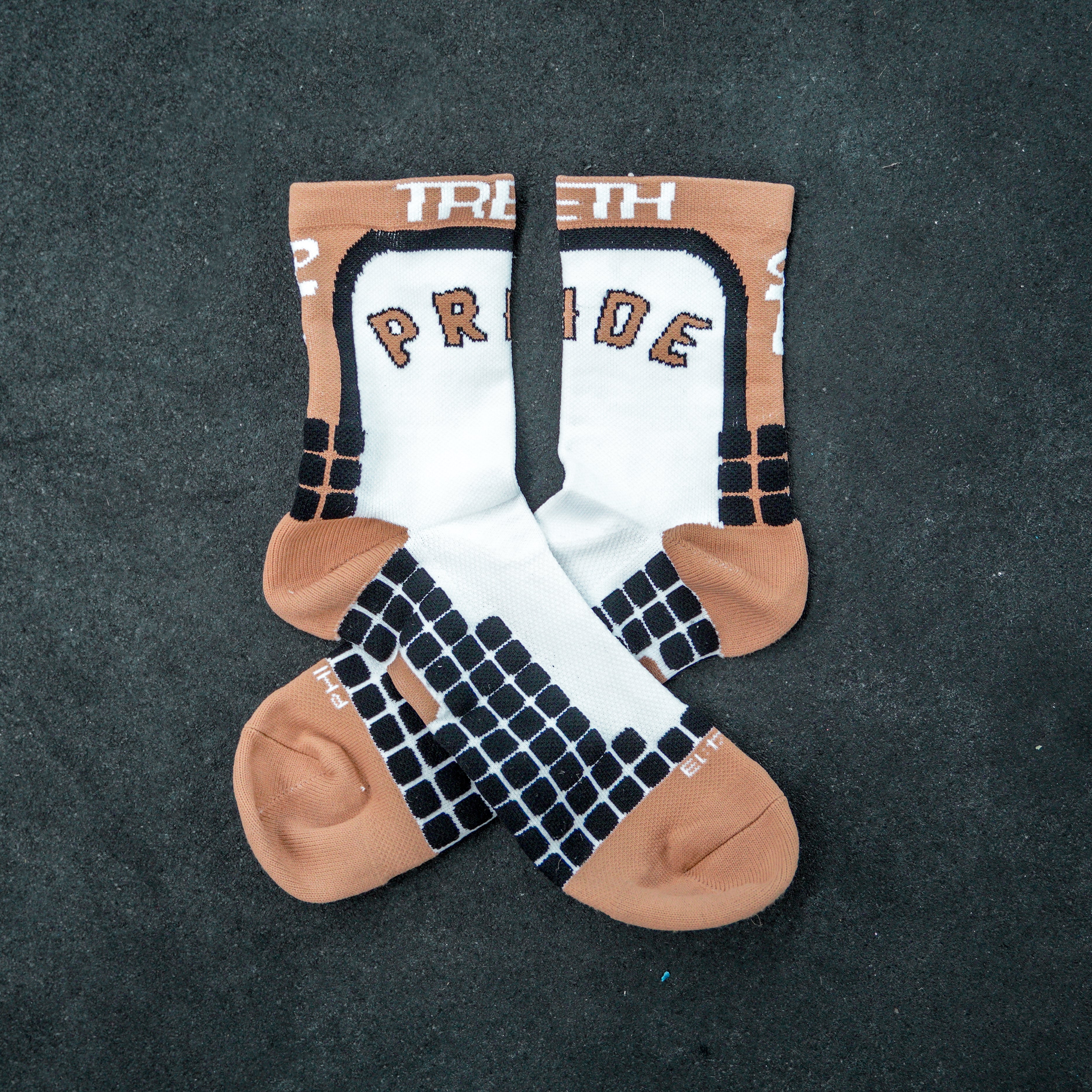 'TRETH x BROWNPRIDE' Aero Socks – brownpridenz